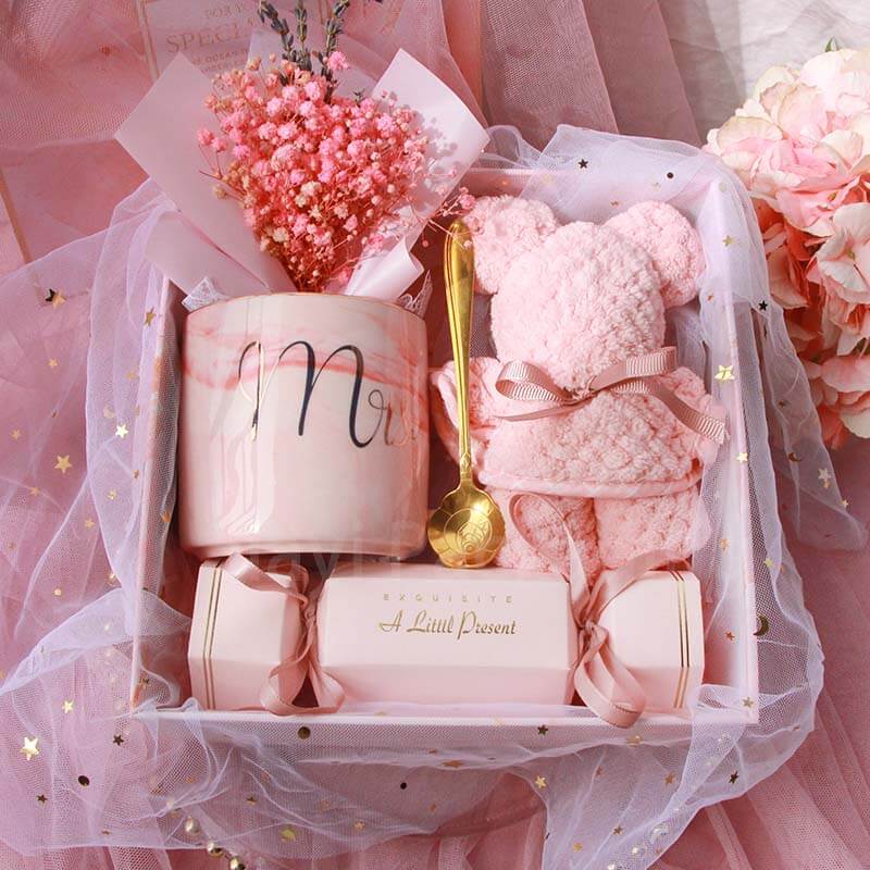 Celebrate your bridesmaids with personalized gift boxes that blend elegance and creativity. Choose Jiayi Packaging's exquisite designs for memorable bridesmaid gifts.